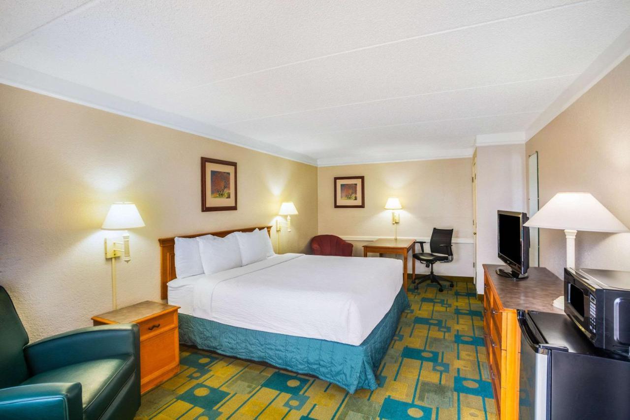 Super 8 By Wyndham Eagle Pass Hotel Buitenkant foto